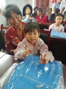 杨华英捐赠活动 杨华英捐赠活动